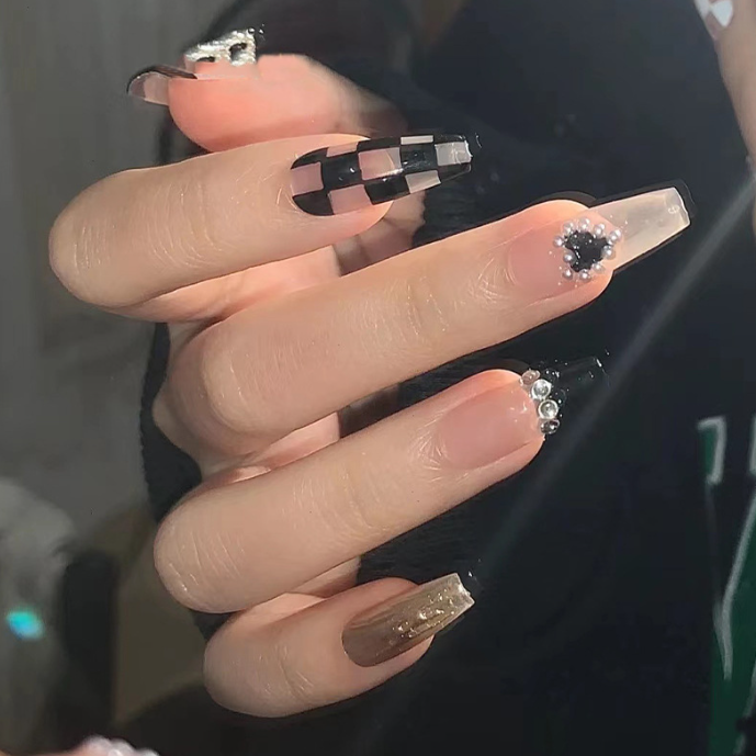 Black Checkerboard Love Manicure Fake Nails Set